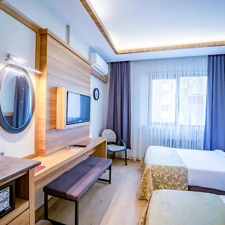 (1300 M²), 4 Schlafzimmer Und 1 Eigene Badezimmer In Stadtzentrum