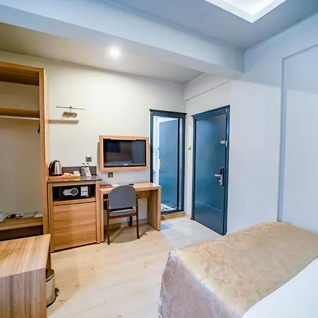 Hotel (1300 M²), 4 Schlafzimmer Und 1 Eigene Badezimmer In Stadtzentrum 4*