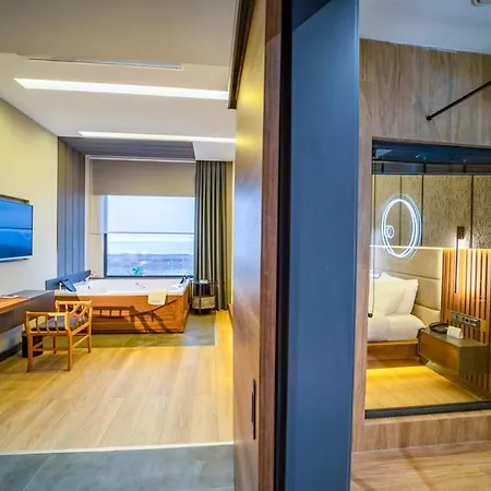 Hotel (1300 M²), 4 Schlafzimmer Und 1 Eigene Badezimmer In Stadtzentrum